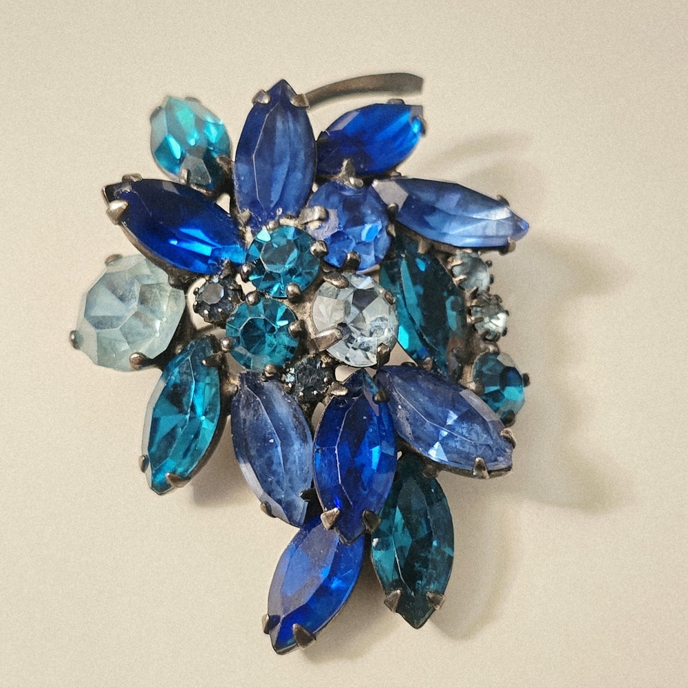 🦋🍄 vintage Albert Weiss deep blue green cluster rhinestone Leaf Grape brooch